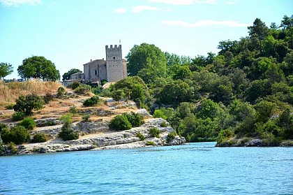 Un château au bord du lac