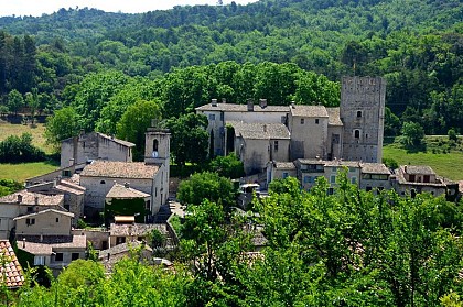 Une perle en pierre dans un écrin de verdure