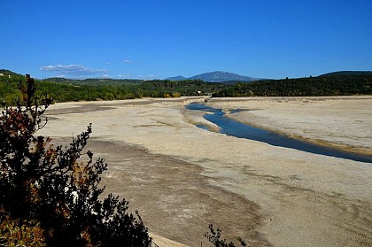 Le lac pendant la vidange
