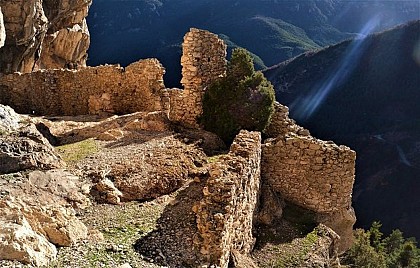 La fortification d'Aiglun et son château