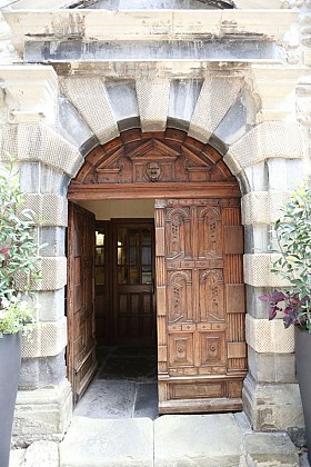La porte sculptée de l'hôtel de ville