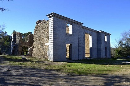 Les écuries et l'entrée du parc d'Auguste