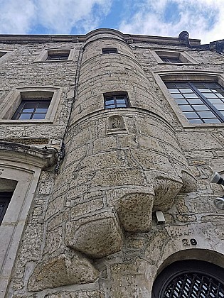 MAISONS A TOURELLES  VIEUX CHAUMONT