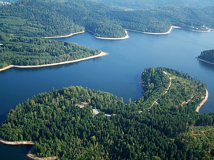 LAC DE PIERRE PERCÉE
