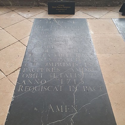 La pierre tombale de Dom Pierre Pérignon