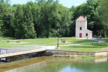 AIRE DE PIQUE-NIQUE - PARC DU CAVÉ