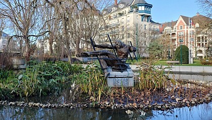 Place Charles Pasqua (anciennement Place de la Résistance) et Square de la Liberté
