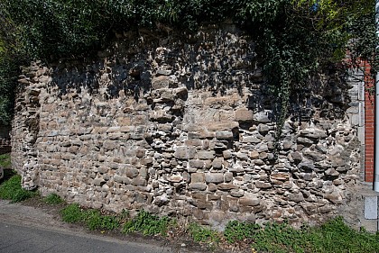 Les vestiges des murailles du Catiau du Diable