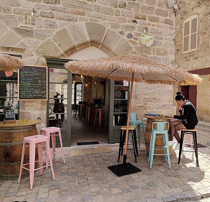 Lucille Flaconneuse, cave, brasserie et bar à vin