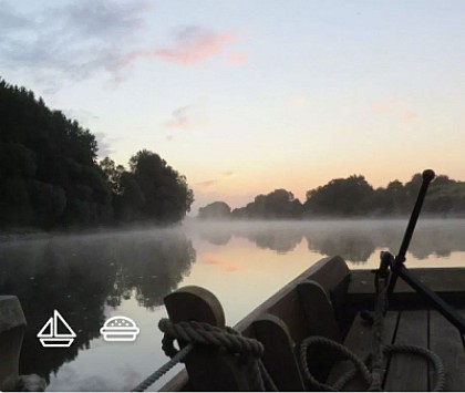 Balade café-croissant à bord d'un bateau traditionnel avec Loire en Bateau