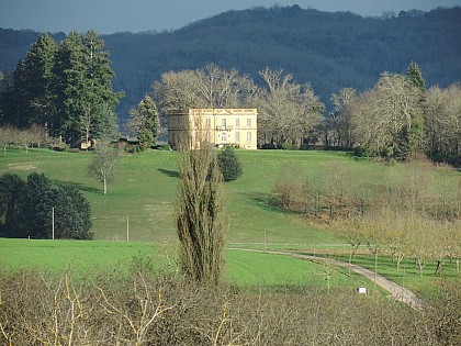 Vue sur la vallée de la Dordogne et le château du Gard