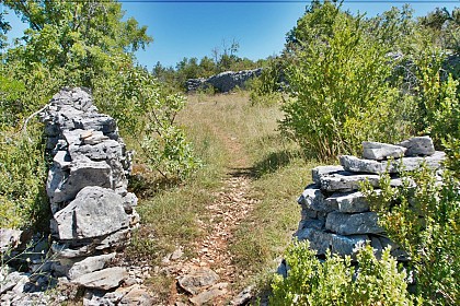 L’enclos et ses cabanes de pierres sèches