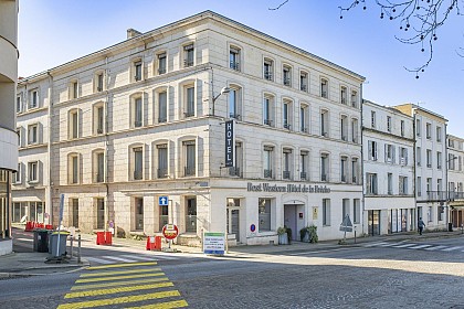 9 av. Jacques Bujault, Hôtel de la Brèche (auj. Best Western) : 1ère Kommandantur (22-28 juin 1940).