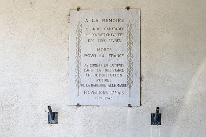39 avenue de Paris, Plaque dans le Hall de la Direction Départementale des Territoires.