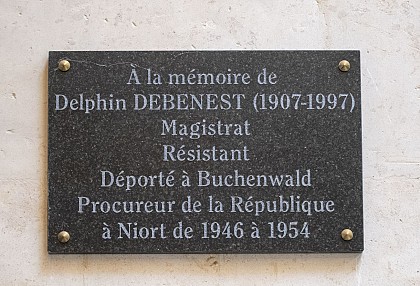 2 rue du Palais Tribunal judiciaire : plaque Delphin DEBENEST (intérieur) et rond-point à proximité