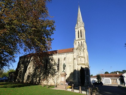Le Porge village, l'église et le platane centenaire