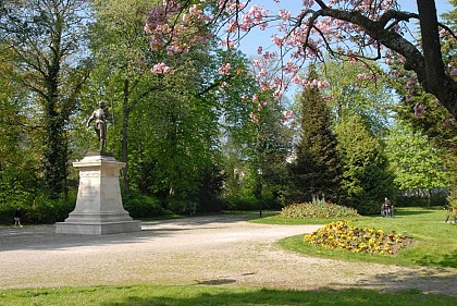 Mialaret Square / Bayard Square