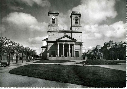 Eglise et Place Saint-Michel