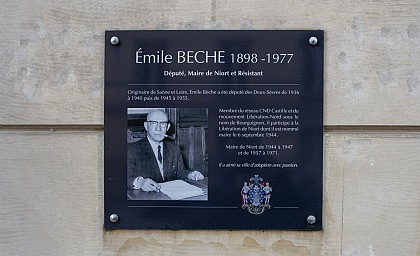 6 rue Émile Bèche, plaque en mémoire de ce résistant du réseau CND et du mvt Libération - Nord