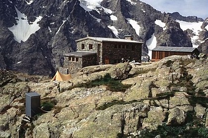 Le Lemercier en bois et le refuge du Pelvoux