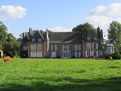 Château de Sainte Foy (visible depuis la route)