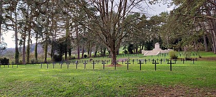 Cimetiere militaire allemand 14/18 | Krieger Friedhofsdenkmal der 33. Res. Division