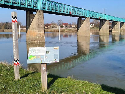 Ligne de démarcation - ancien poste de contrôle allemand - Poteau/Pupitre