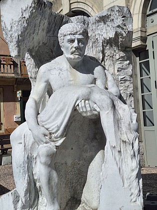 STATUE : LA LÉGENDE DE PYRÈNE