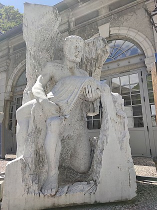 STATUE : LA LEGENDE DE PYRENE