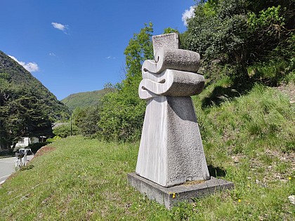 STATUE : MONOLYTHE
