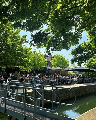 La Goguette (Wasquehal): Chill Vibes and Local Flavors by the Water