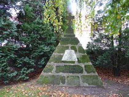 Pyramidal tomb