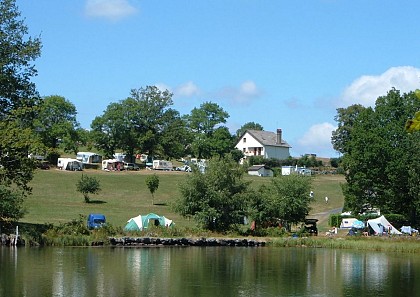 Emplacement + aire de service : Camping de l'étang