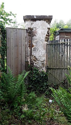 La Dhuys et pompe à bras sur sa margelle