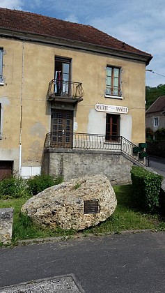 La place des Usages et sa pierre meulière