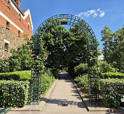 Entrance of the Coulée verte René-Dumont