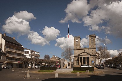 Eglise et Place Saint-Michel