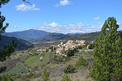 Un village médiéval fortifié