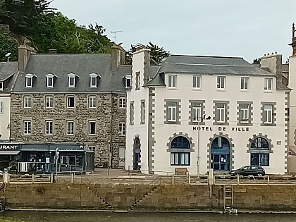 L'Hotel de Ville et la maison du premier maire de la Commune
