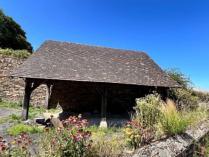Ancien lavoir couvert et fontaine du Cellier