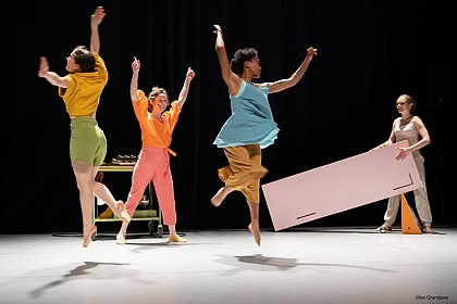 SPECTACLE "QUI, QUE, QUOI ?" // Carré Blanc Cie