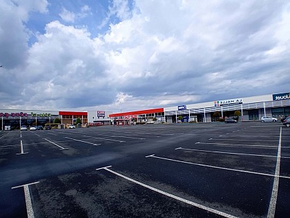 Derrière la zone commerciale, l'histoire