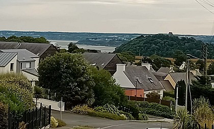 Vue sur l'entrée du port et le fond de baie