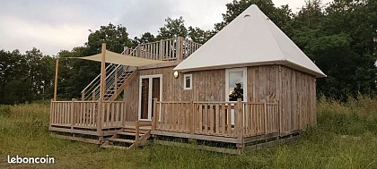 Lodge tipi bois camping à la ferme