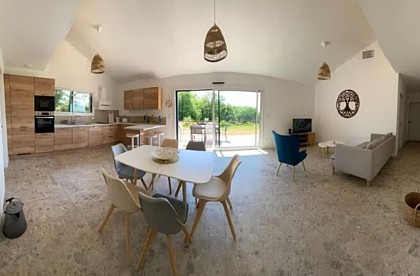 La maison dans la prairie fleurie