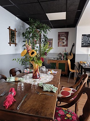 Les Pieds sous la Table d'Adeline