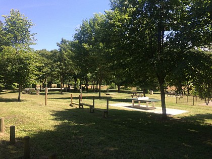 AIRE DE REPOS / PIQUE NIQUE - POINT D'EAU ET TOILETTE