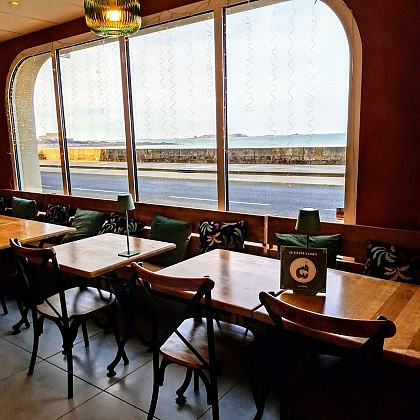 Cave & Bar à vins Le Brise Lames - face à la mer