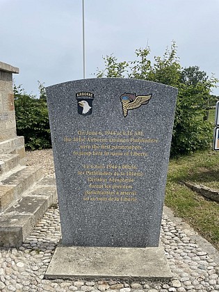 Stèle en hommage aux Pathfinders de la 101st Airborne Division