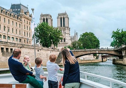Croisière guidée en famille sur la Seine et découverte des incontournables de Paris